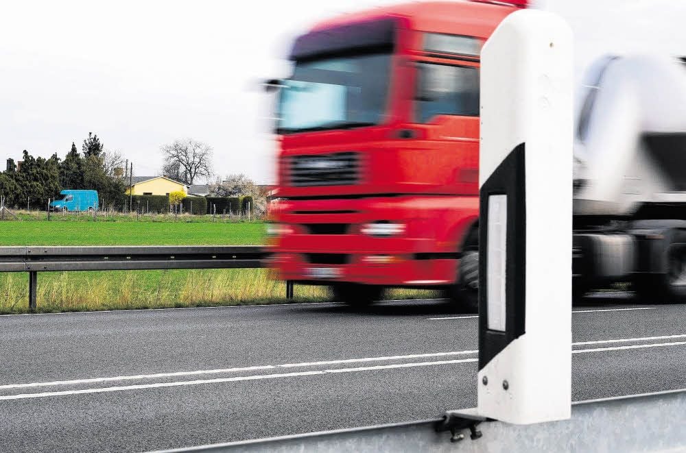 Blick auf die Siedlung Wülknitzer Straße vom Zollhaus aus über die B6n hinweg. Der Verkehrslärm bringt die Bewohner der Siedlung auch deswegen in Rage, weil ihnen keinerlei Hilfe dagegen zuteil wird.