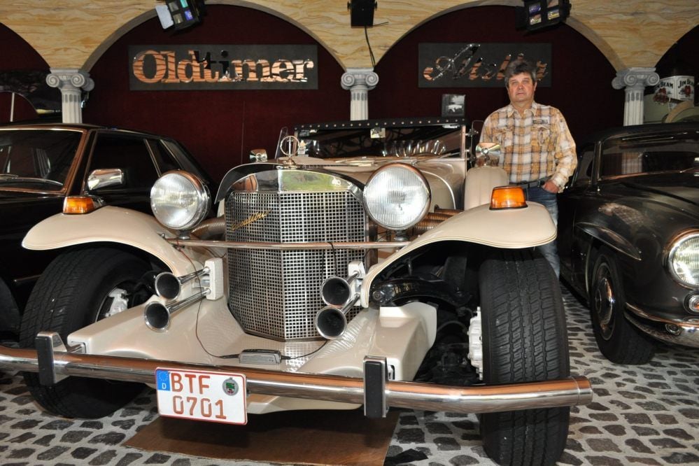 Hans Kindermann mit seinem Schmuckstück, einem Excalibur mit 7,4 Litern Hubraum und einem V-8-Motor.