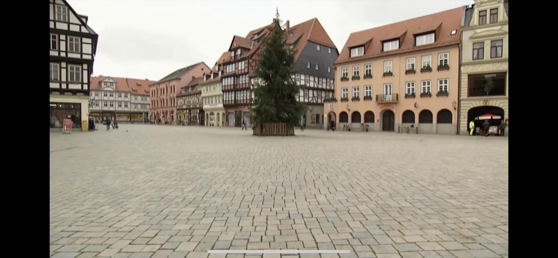 Während der „heute“-Nachrichten im ZDF über Corona-Regeln in Bayern wurde der menschenleere Markt in Quedlinburg gezeigt.