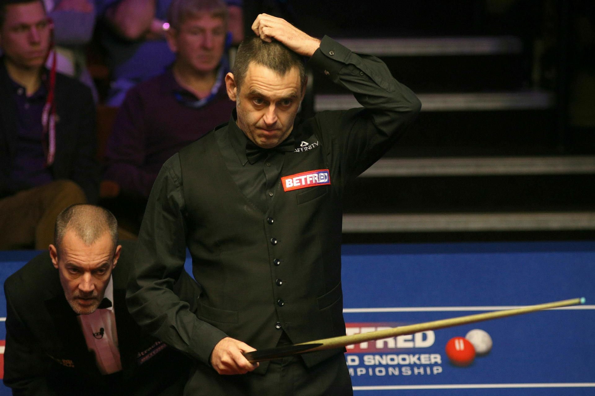 Zum Haare raufen: Ronnie O'Sullivan hatte seinem Gegner in Runde eins nicht viel entgegenzusetzen.