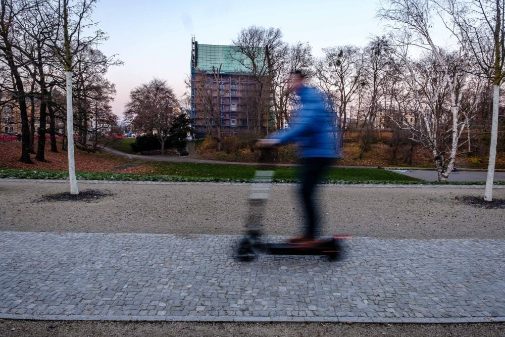 Mit rasantem Tempo düst Paul Damm mit dem E-Scooter „Bird“ durch Wittenberg.