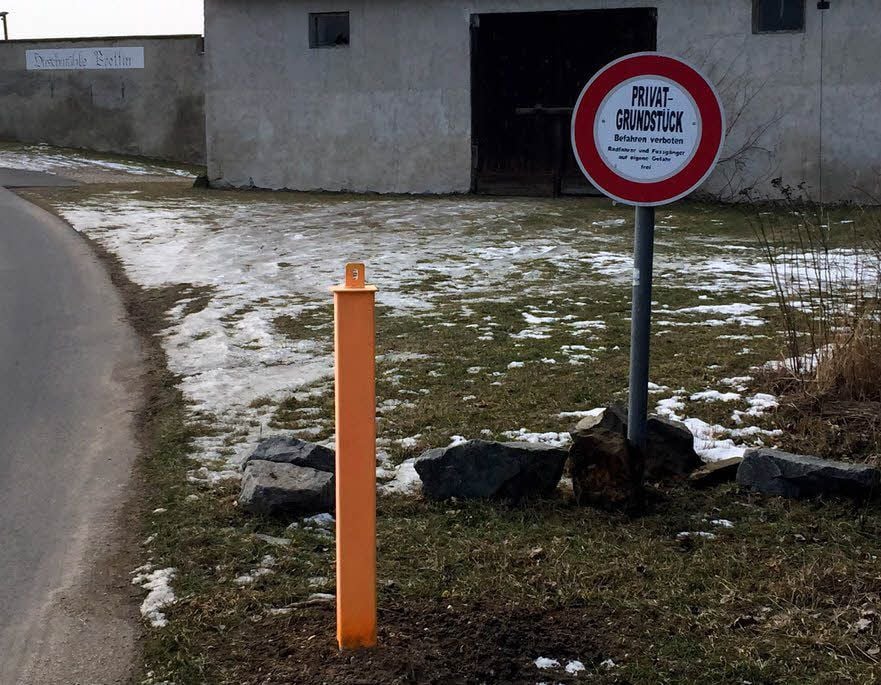 Das Schild zeigt an: Ab hier geht es für Fahrzeuge an der Hirschmühle in Prettin nicht weiter.