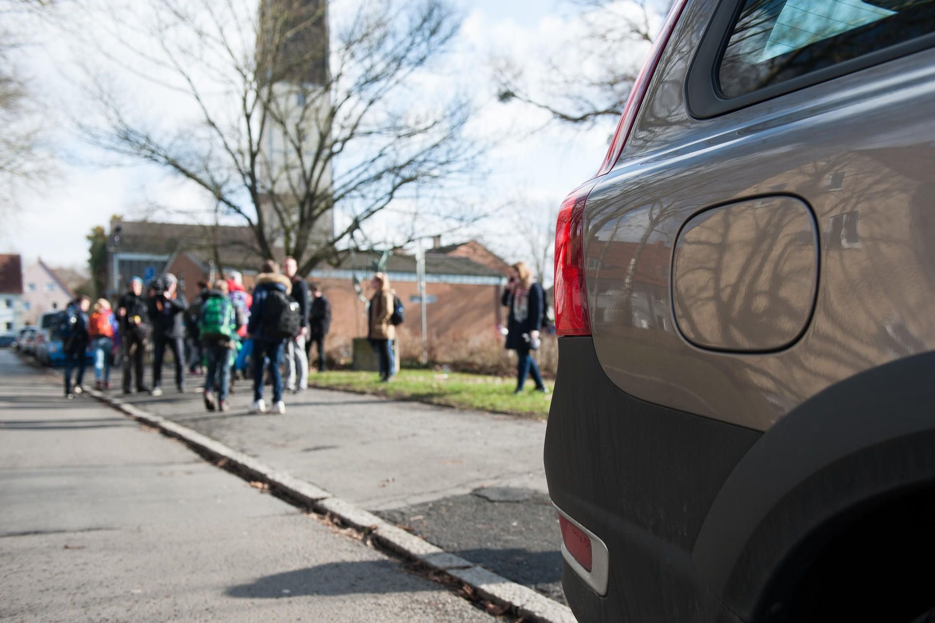 Viele Eltern fahren ihre Kinder bis vor den Schulhof und gefährden damit andere Kinder.