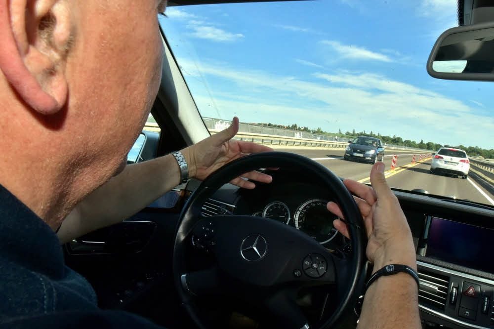 Wenn man über den neuen Straßenbelag auf der Saalebrücke fährt, sind die Unebenheiten am Lenkrad deutlich zu spüren.