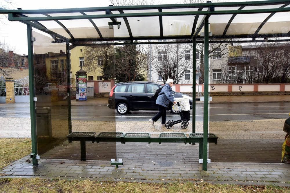 Nicht nur am Wartehäuschen der Haltestelle Am Kalktor fehlt eine Scheibe.