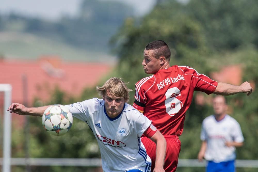 Kapitäne unter sich: Jonas Weise (l.), der mit Aufsteiger FC RSK Freyburg starker Vierter wurde, und Mario Bothe, der mit dem BSC 99 Laucha auf Tabellenrang acht landete.