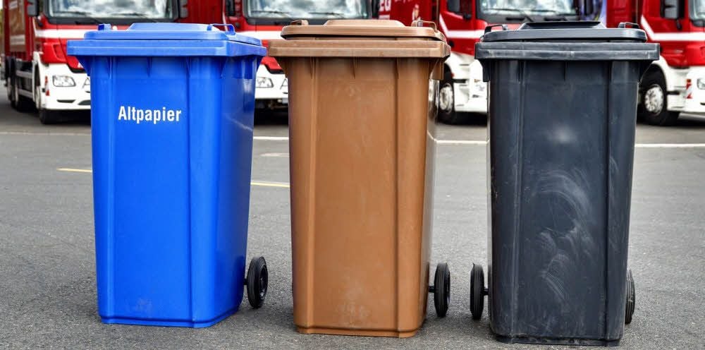 Grün, braun, schwarz: Ab Januar 2017 werden die Tonnen im Saalekreis nach einem einheitlichen System geleert.