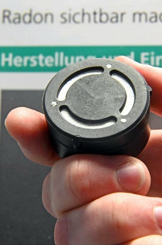 Mit einem Radonexposimeter kann die Konzentration des farblosen Gases gemessen werden.