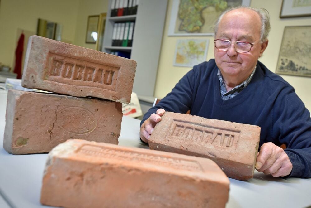 Otto Berger mit den Ziegeln der Bobbauer Ziegelei.