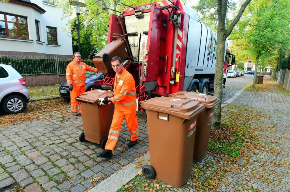 Roland Pavlu (links) und Udo Kiernicki sind ein eingespieltes Team. Tagtäglich sind sie mit ihrem Müllfahrzeug unterwegs.