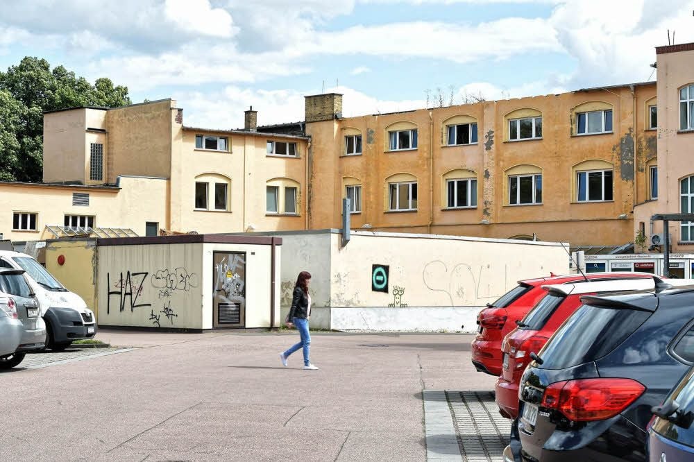 Für den Umbau des Parkplatzes wird die alte Zentralbank abgerissen.