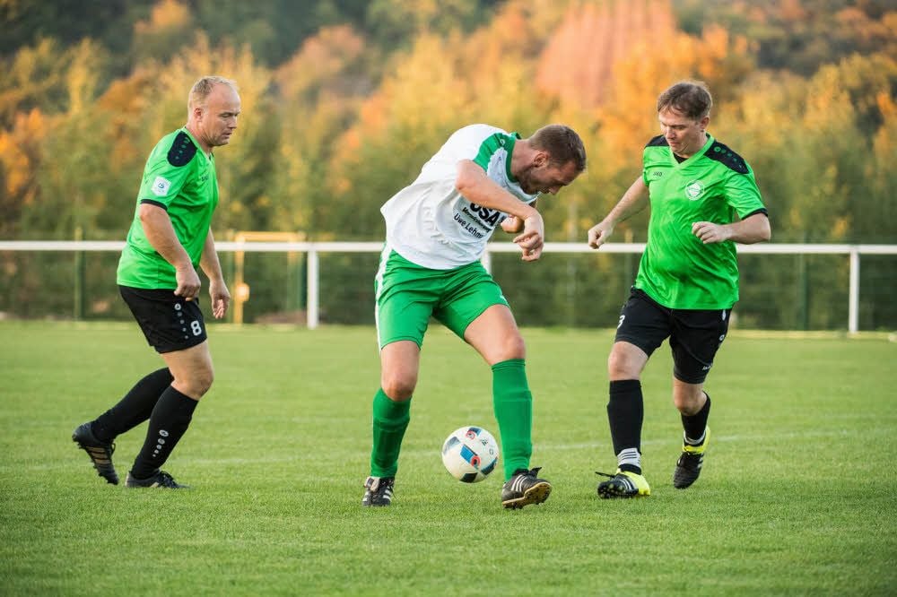 VSG-Torjäger Hans Meier (M.), der von Mike Kutschbach (l.) und René Munkelt flankiert wird, erzielte beim 6:2-Erfolg der Löbitzer bei Germania Schönburg/Possenhain drei Treffer.