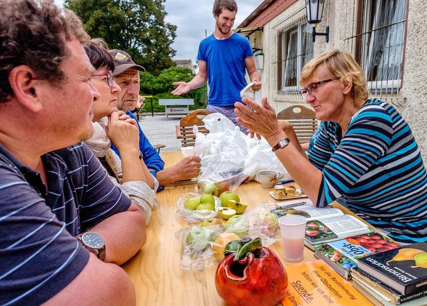 Pomologin Iris Hölzer berät fachkundig die Besucher zu ihren Äpfeln.