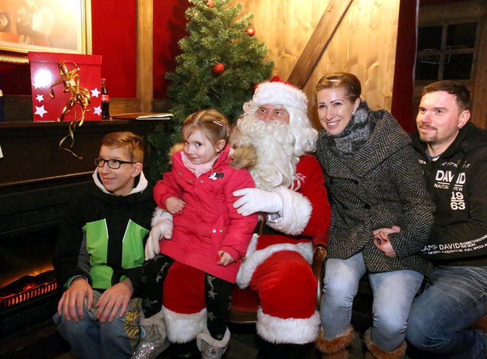 Justin und Cassandra sowie Sandra Harre und Jens Stoye besuchen „Santa Claus“ in seiner guten Stube in dem Sattelzug von Coca Cola