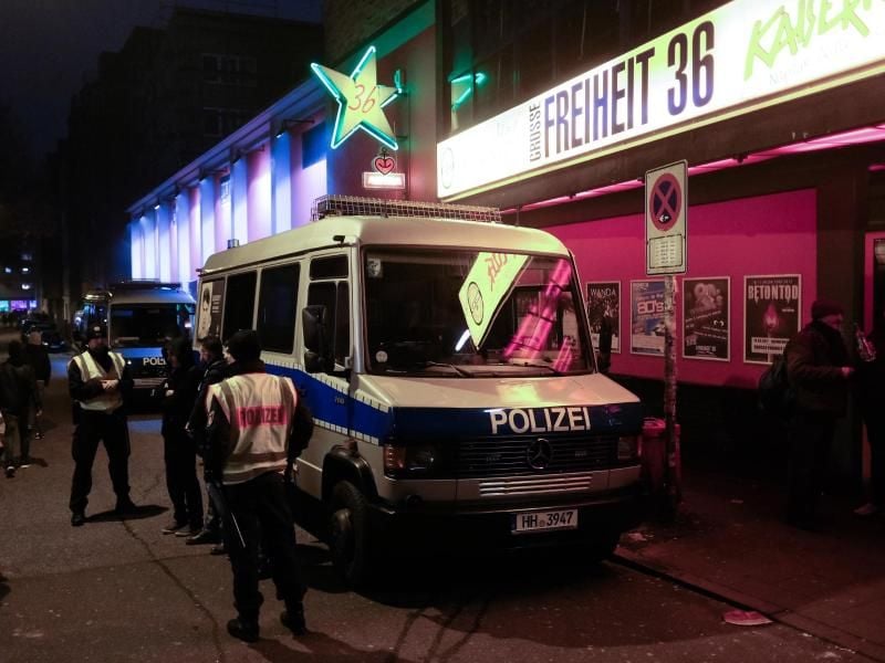 Polizeieinsatz auf der Reeperbahn. Foto: Axel Heimken/Archiv