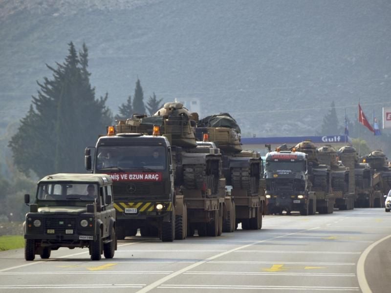 Ein Konvoi türkischer Militärlaster auf dem Weg nach Syrien. Foto: Uncredited/AP/dpa