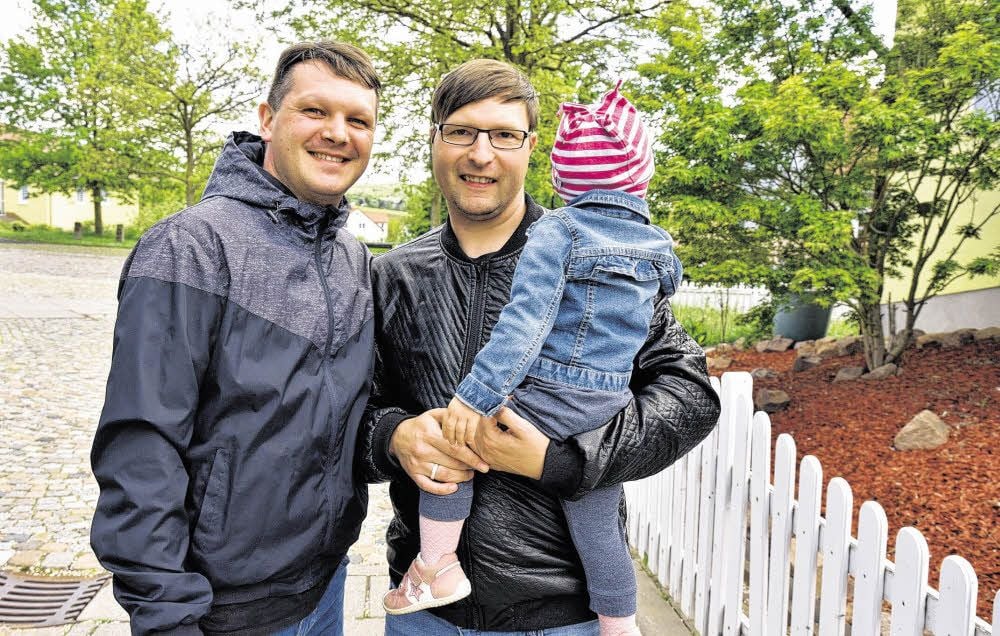 Nach langer Recherche, viel Vorarbeit und großem Bangen haben Jens und Manuel Neumann eine Adoptivtochter zugesprochen bekommen.
