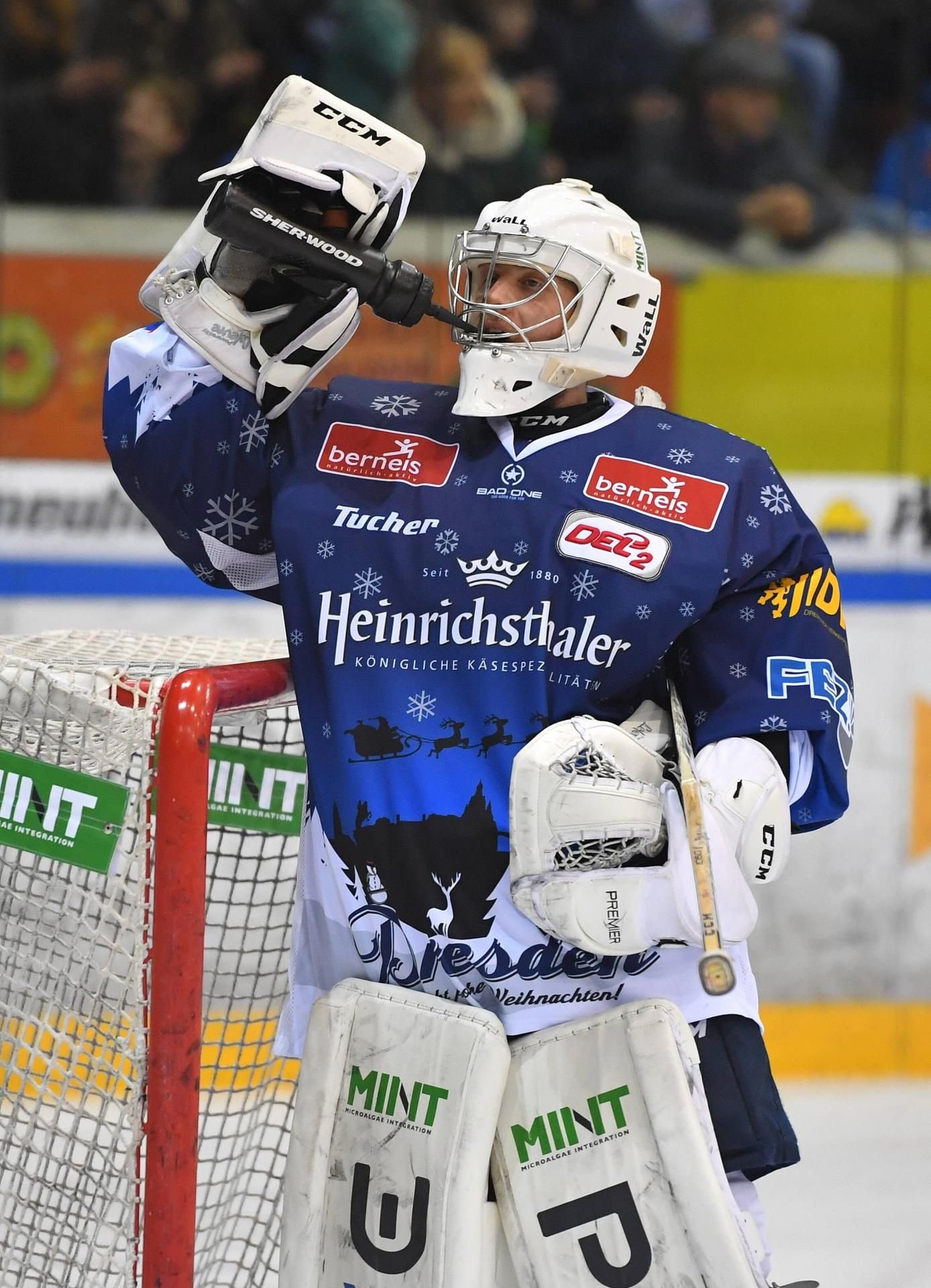 Henning Schroth im Trikot der Dresdner Eislöwen.