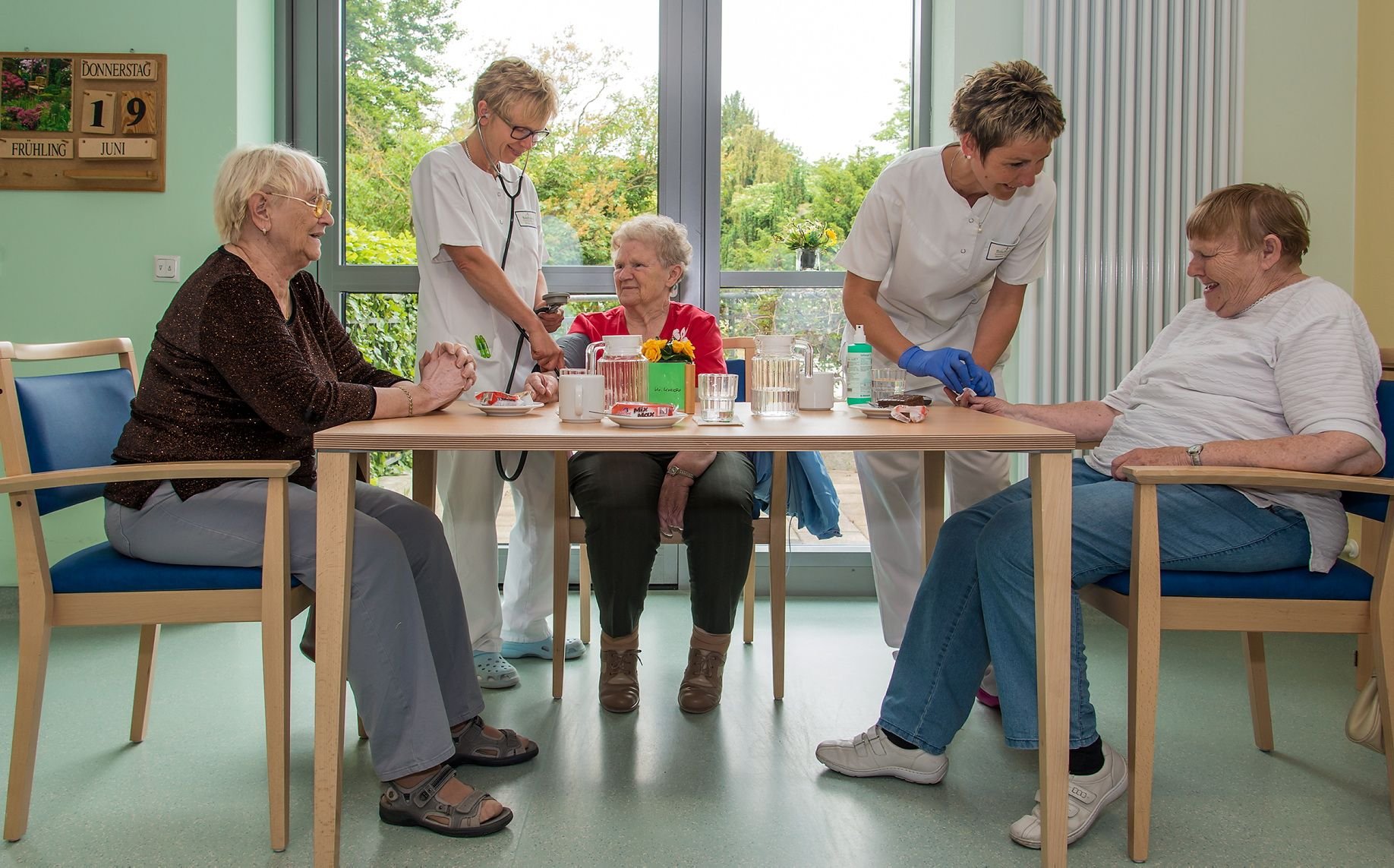 Das Therapiekonzept der neuen Klinik wird durch eine geriatrische Tagesklinik mit 20 Betreuungsplätzen ergänzt.