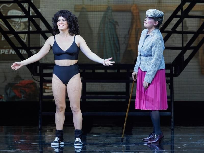 Lebe deinen Traum: Alex (Nadja Scheiwiller) mit ihrer Mentorin Hannah (Gitte Haenning). Foto: Georg Wendt
