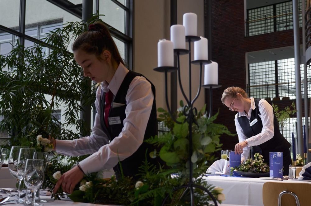 Emma Müller vom Luther-Hotel Wittenberg (hinten) holte bei den Hotelfachleuten den ersten Platz. Diana Babadjanova (vorne) vom Radisson Blu Fürst Leopold Hotel in Dessau kam auf Platz drei.