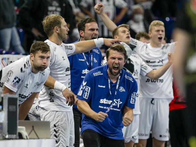 Die Spieler des THW Kiel feiern den Sieg über Hannover-Burgdorf. Foto: Frank Molter/dpa
