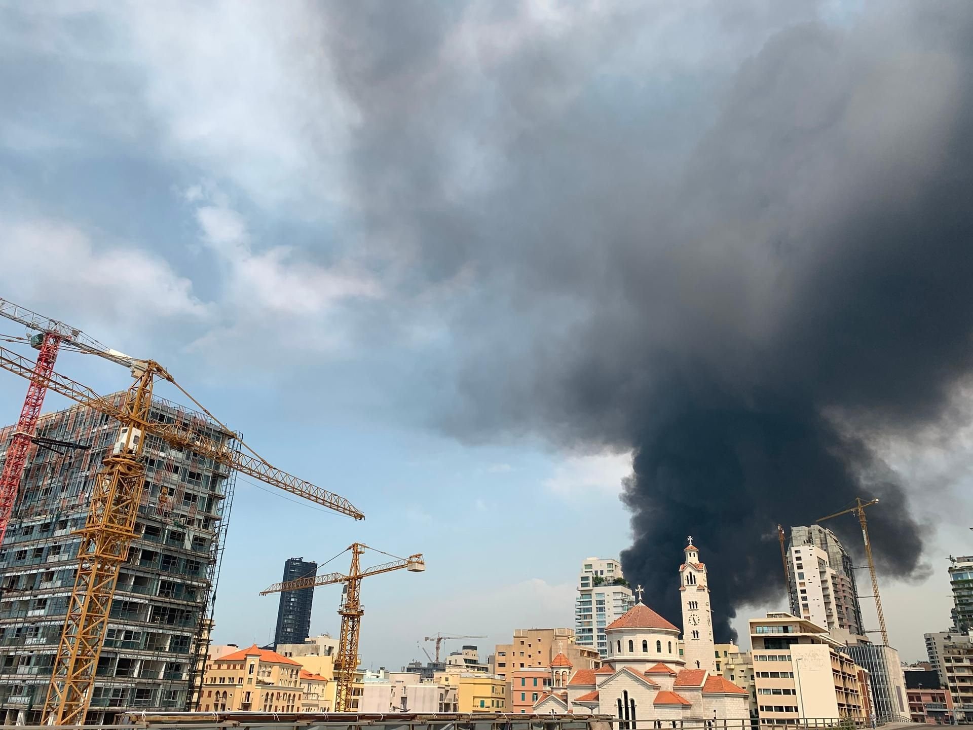 Im Hafen von Beirut ist ein Feuer ausgebrochen.