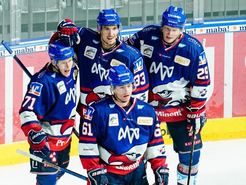 DEL-Meister Adler Mannheim schlagen die Augsburger Panther deutlich. Foto: Uwe Anspach/dpa