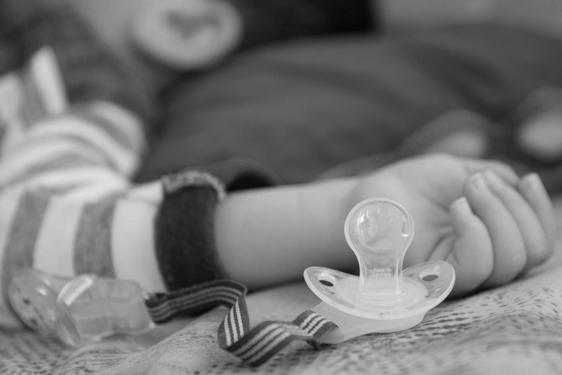 Eine Mutter soll ihrem Baby mehrfach Heroin auf das Zahnfleisch geschmiert haben, damit es schläft.