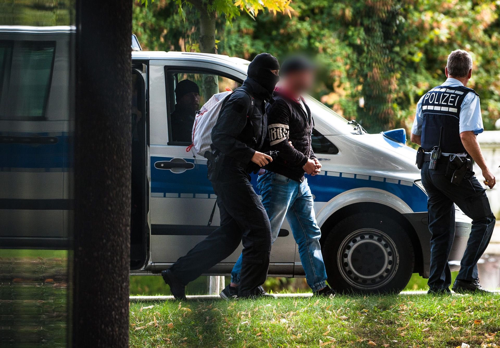Die acht mutmaßlichen Rechtsterroristen der Gruppe „Revolution Chemnitz“ hatten einen Anschlag zum Tag der Deutschen Einheit geplant.