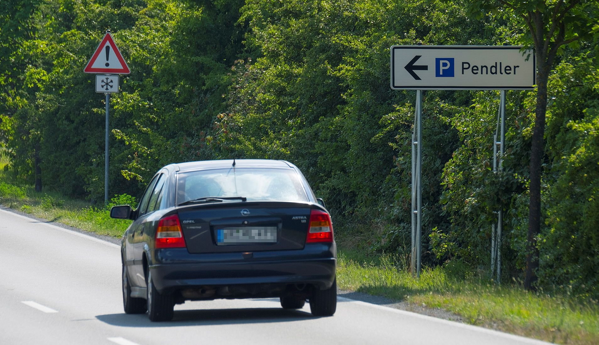 Am Hasenwinkel in Blankenburg sollen die Pendler eigentlich parken, doch der Weg von der B6 bis dahin ist vielen Autofahrern zu weit.
