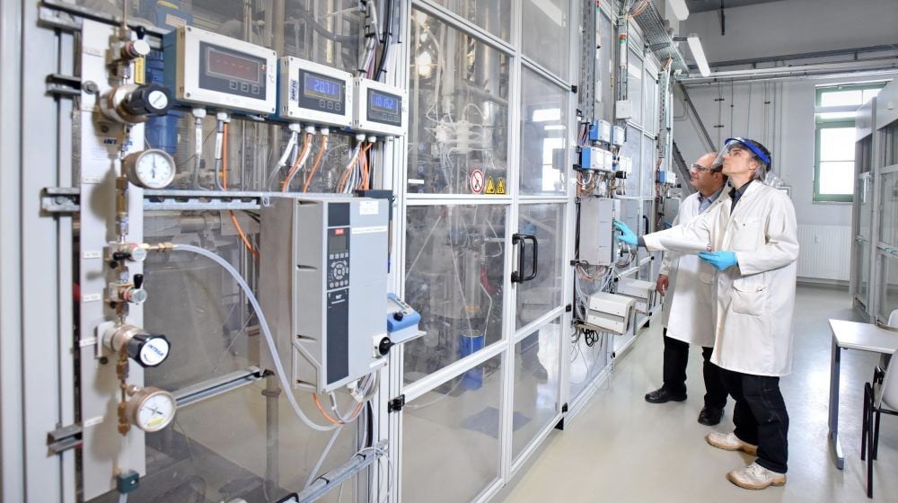 Die Chemiker Christian Bauch und Sven Holl in der Produktionsanlage im TGZ