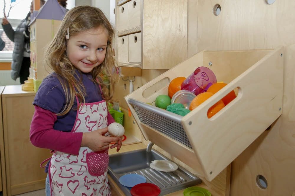 Annelie Graue kocht in der Spielküche Spaghetti mit Tomatensoße.