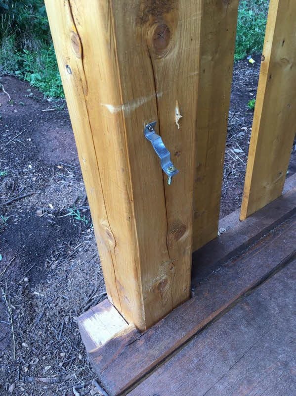 Erst im März war die Schutzhütte aufgestellt worden. Jetzt machten sich Unbekannte an dem neuen Ausflugsziel zu schaffen.