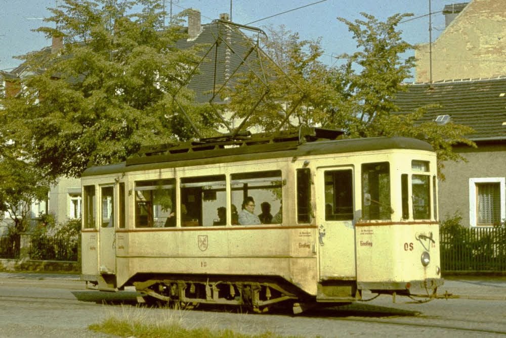 Diese Aufnahme der Naumburger Straßenbahn stammt aus dem Jahr 1979. Auf ihr ist der Wagen 18 in der Eberstraße zu sehen.