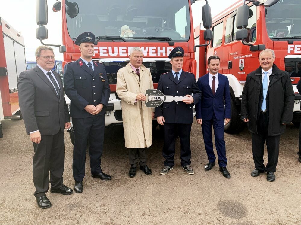 Uwe Göbel (v.l.), Nils Schufft, Holger Stahlknecht, Sascha Claßen, Stefan Müller und Herbert Empl bei der Schlüsselübergabe des Feuerwehrfahrzeuges für die Wehr in Vahldorf.