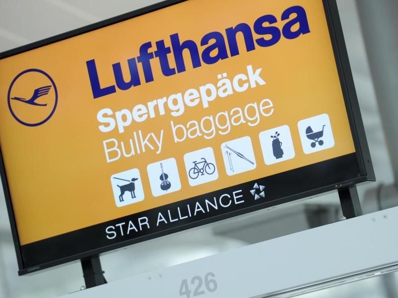 Wer zum Beispiel sein Fahrrad mit dem Flugzeug transportieren möchte, ist am Sperrgepäckschalter richtig. Foto: Tobias Hase/dpa-tmn