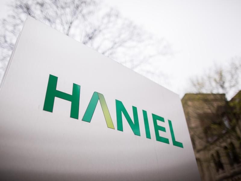 Ein Schild mit dem Logo von Haniel. Foto: Rolf Vennenbernd/dpa/Archivbild
