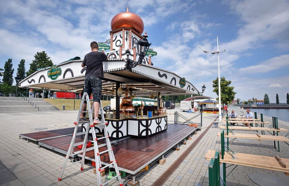 Schausteller und Gastronomen bauen am Ufer der Goitzsche ihre Betriebe auf - so auch „Die fahrende Brauerei“ aus Berlin.