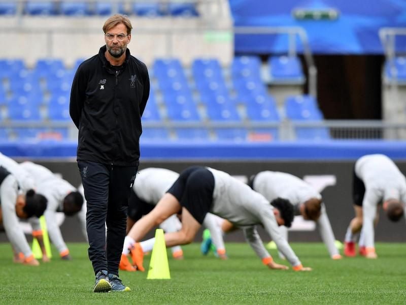 Trainer Jürgen Klopp leitet das Training des FC Liverpool. Die Engländer sind beim Spiel gegen den AS Rom favorisiert. Foto: Ettore Ferrari/ANSA/AP