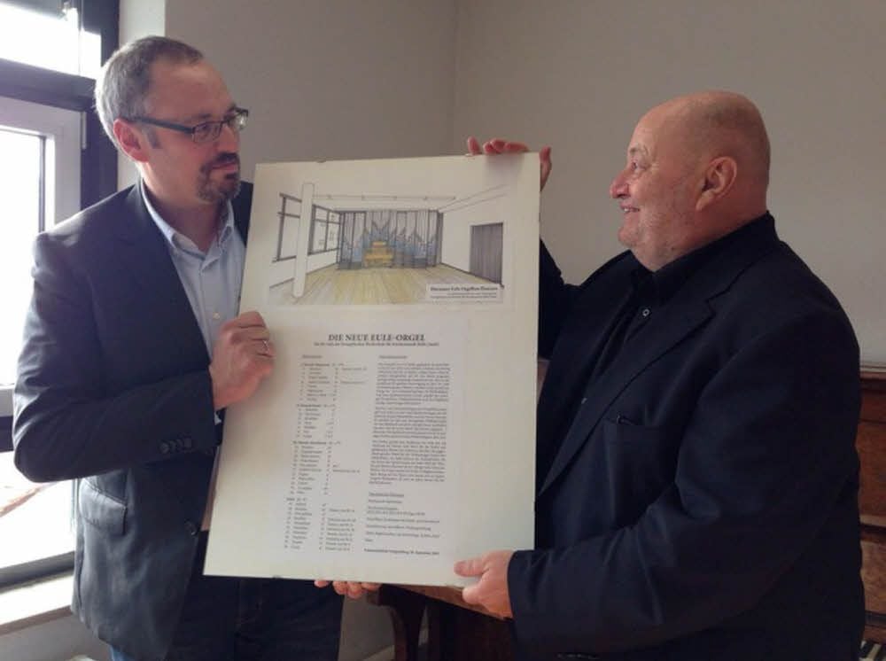 Orgelbauer Dirk Eule und Hochschulrektor Prof. Wolfgang Kupke stellen den Orgelentwurf vor.