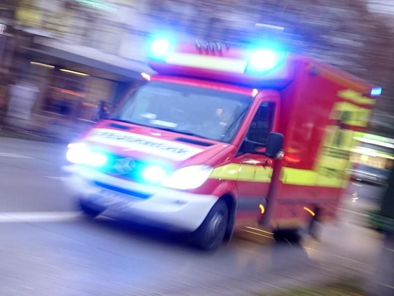 Ein Rettungswagen der Feuerwehr mit Blaulicht fährt eine Straße entlang. Foto: Katharina Redanz/dpa