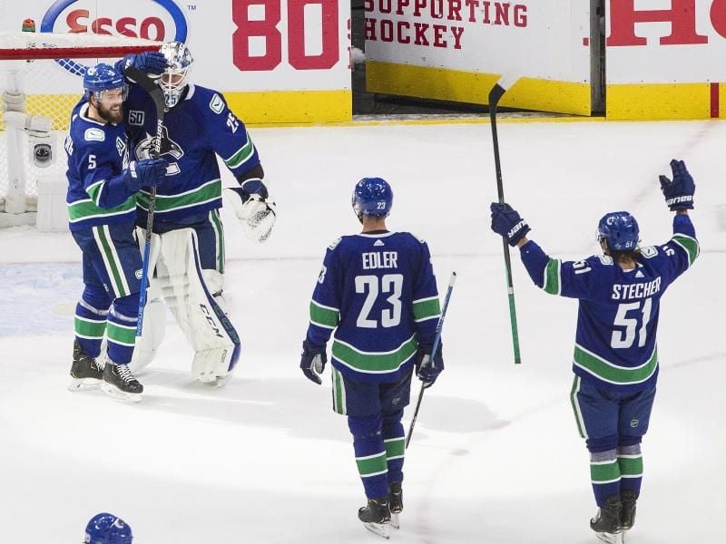 Die Vancouver Canucks feiern den Sieg gegen die St. Louis Blues. Foto: Jason Franson/The Canadian Press/dpa
