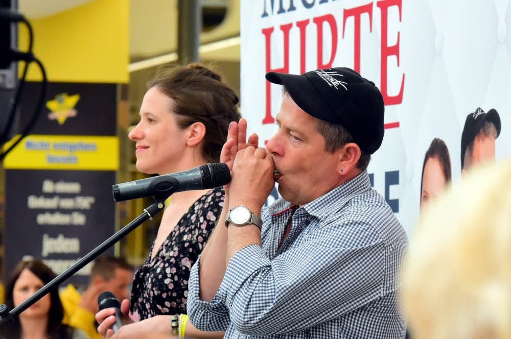 Michael Hirte und Simone Oberstein bei ihrem Auftritt im Weißenfelser E-Center an der Merseburger Straße.