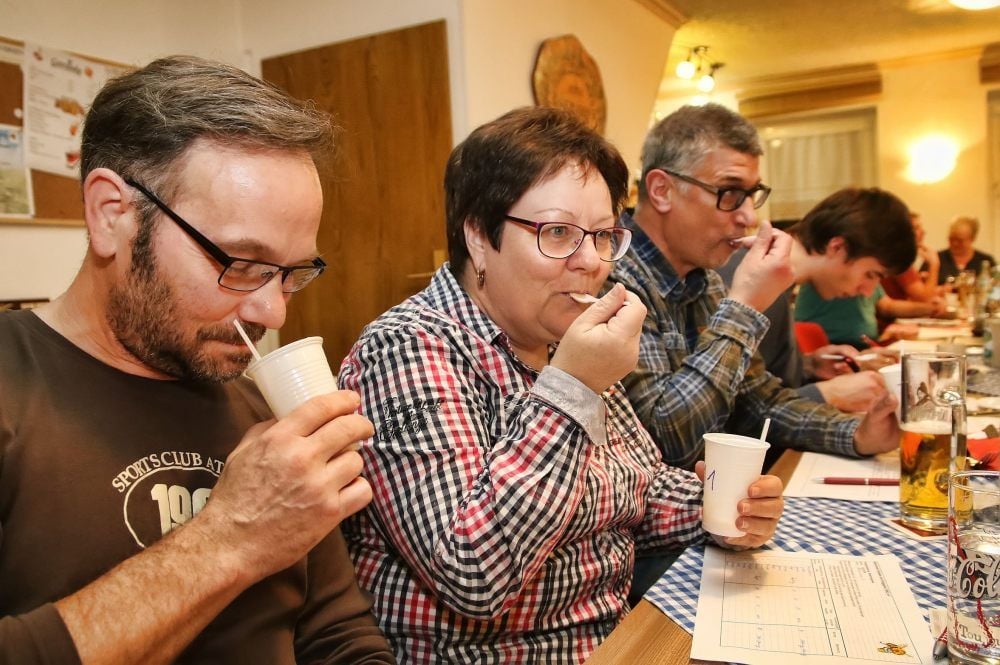 Gerald Kühnemann aus Helbra, Simone Kühnemann aus Siebigerode und Frank Modde aus Mehringen (v.l.) bei der Verkostung.