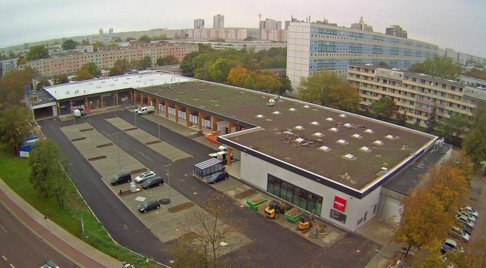 In dem Neubau sind auch Penny, der Drogeriemarkt dm und eine Apotheke zu finden. Weitere Flächen sind noch frei.