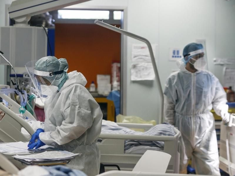 Das medizinische Personal der Intensivstation der Klinik Casalpalocco am Stadtrand von Rom kümmert sich um Corona-Patienten. Foto: Cecilia Fabiano/LaPresse/AP/dpa