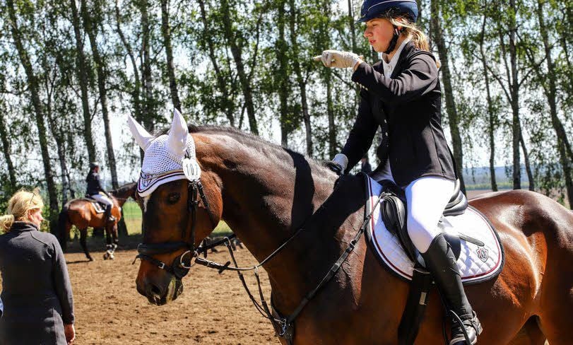 Maria Schulze auf ihrem Pferd Crönchen (Reitverein Wiesengrund Bad Schmiedeberg) geht vor dem Start den Parcours gedanklich durch.
