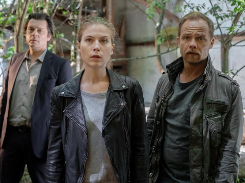 Die Kommissare Micha Oberländer (Matthias Koeberlin) und Hannah Zeiler (Nora Waldstätten) sind einem Serienmörder auf der Spur. Foto: Petro Domenigg/ZDF/dpa