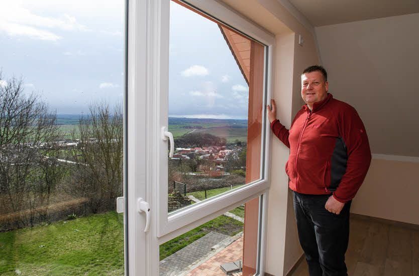 Blick aus dem neuen Büro, das im Dachgeschoss des „Rodler-Treffs“ untergebracht ist. Nun muss es Winfried Schumacher nur noch einrichten.